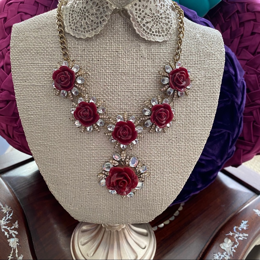 Elegant Floral Necklace with Red Roses